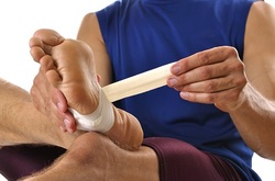  Taping a foot injury